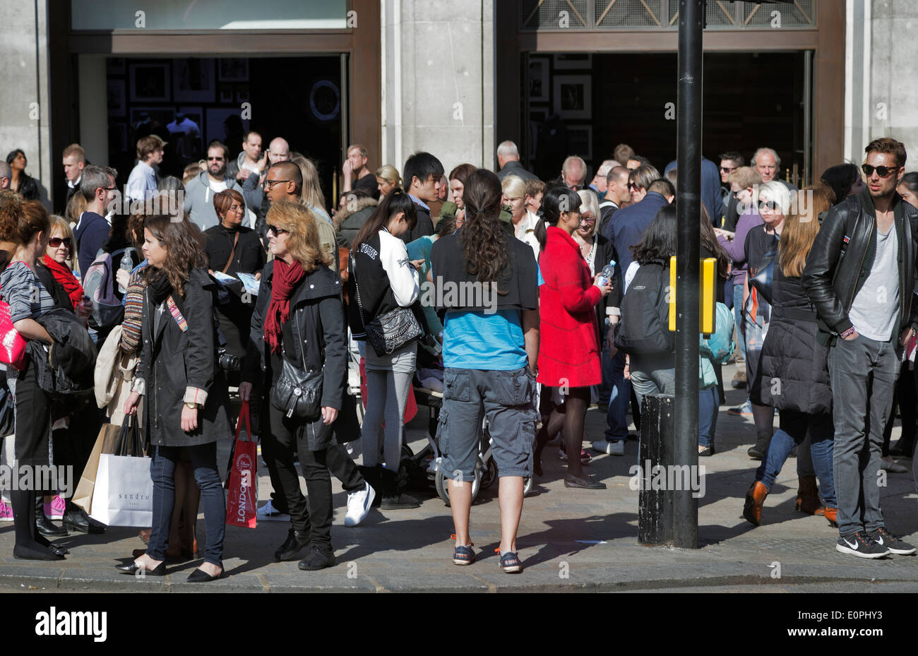 Beschäftigt London Street, Wochenende und Feiertagen, Oxford Street, London, England, UK Stockfoto