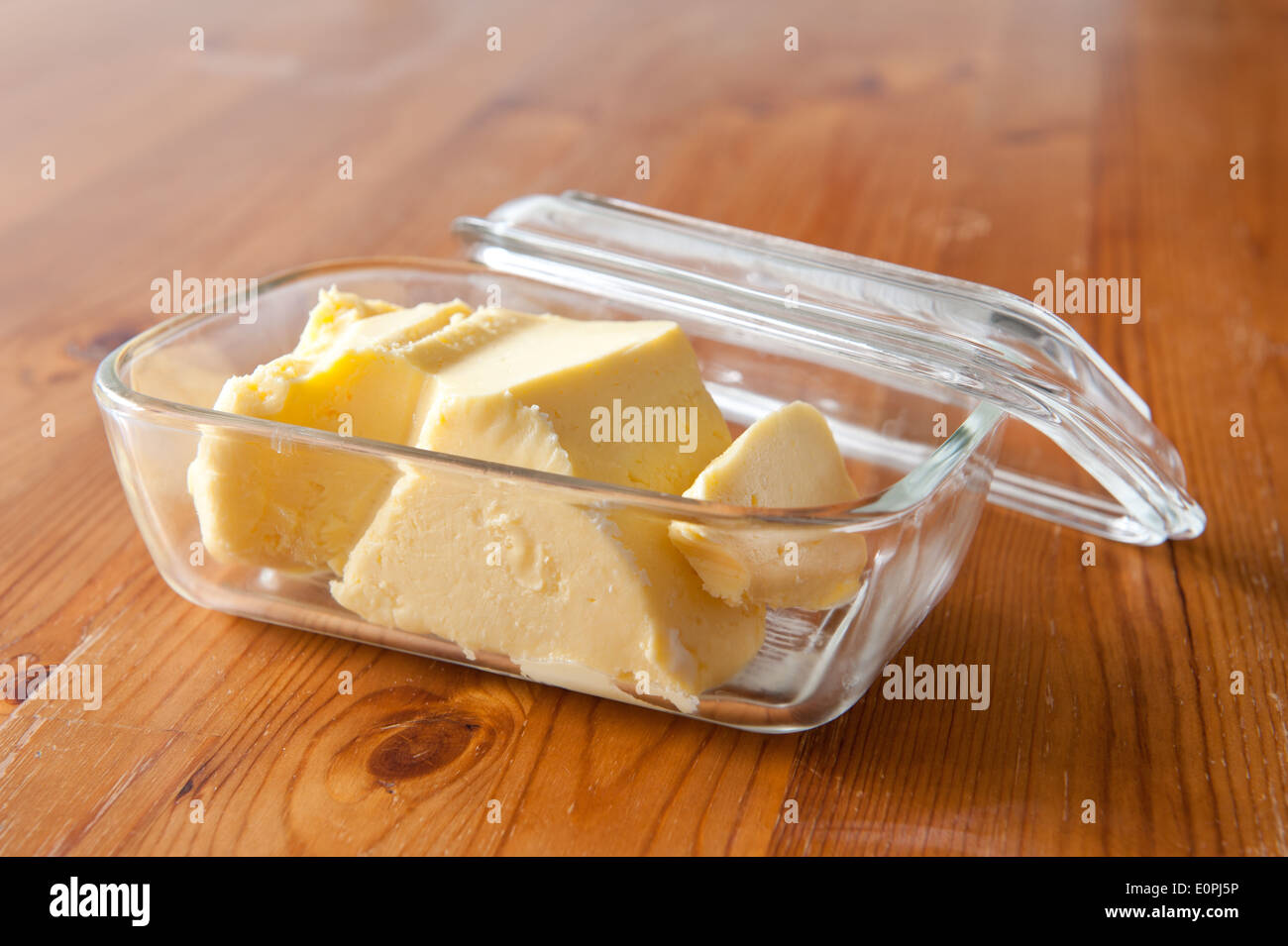 Hausgemachte Butter in Glas Butterdose Stockfoto