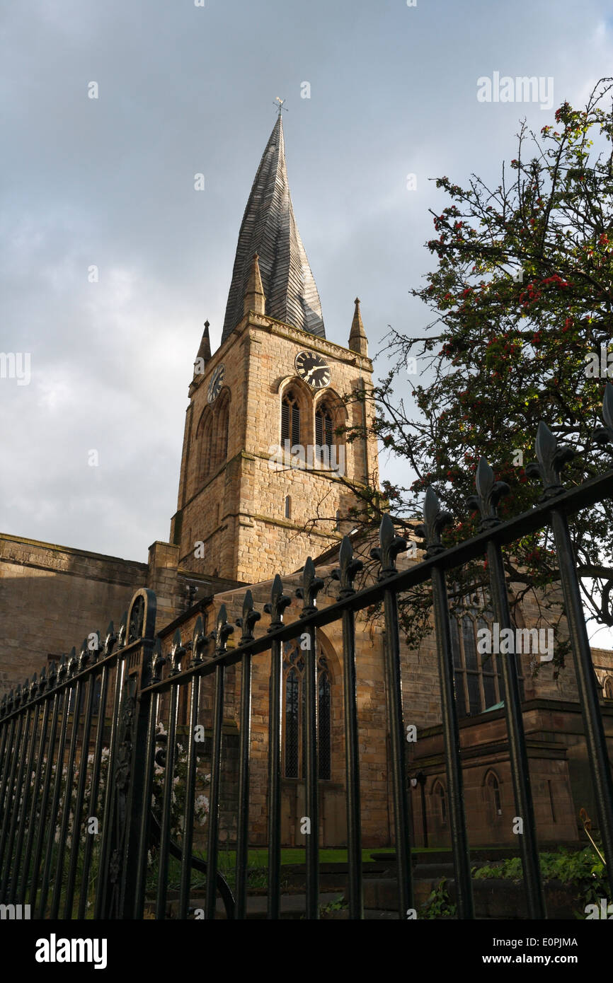 Pfarrkirche St. Mary und aller Heiligen in Chesterfield, bekannt als der schiefe Turm Stockfoto