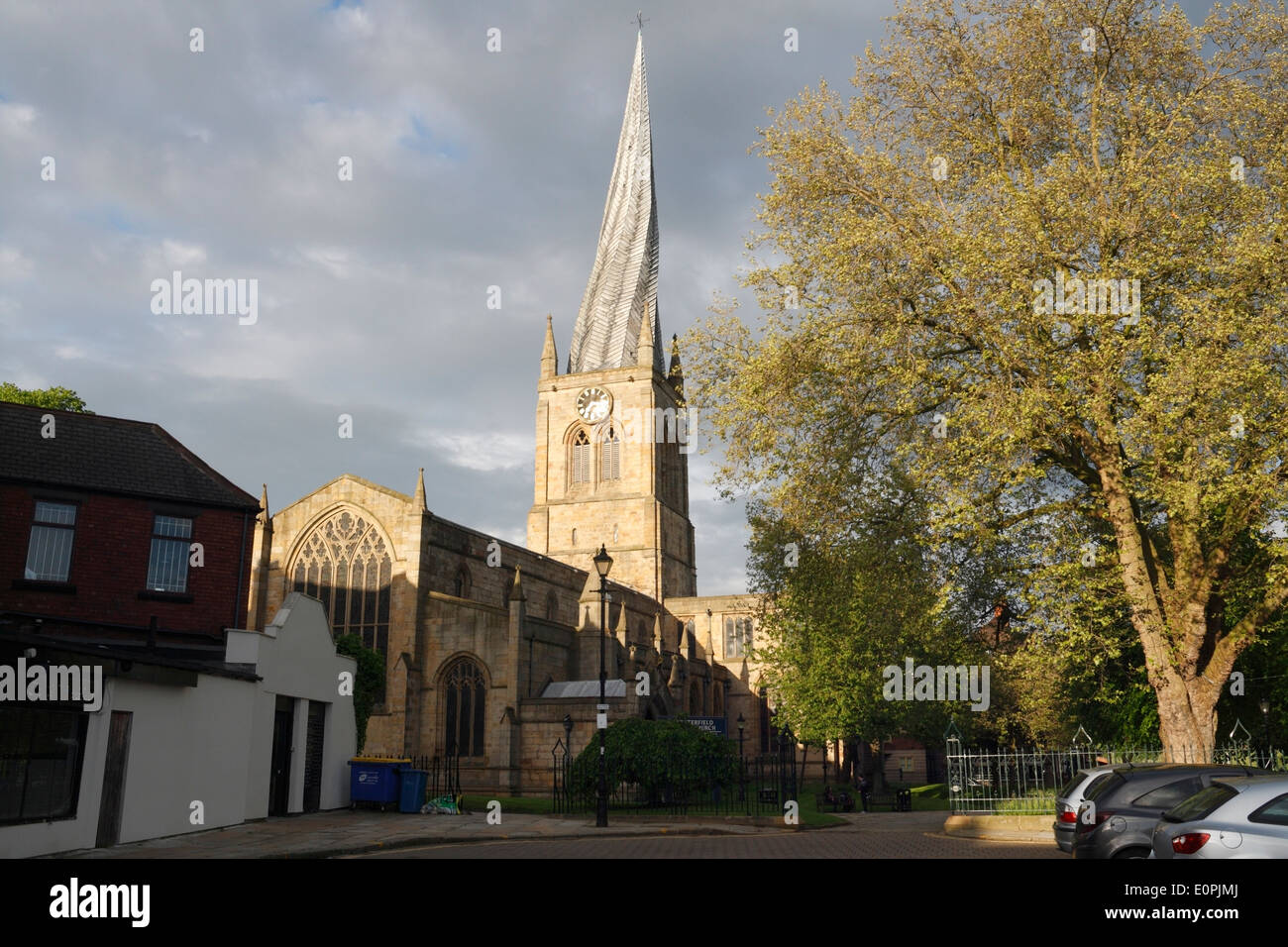 Die Pfarrkirche St Mary and All Saints in Chesterfield Derbyshire England, bekannt als das unter Denkmalschutz stehende krumme Turm Stockfoto