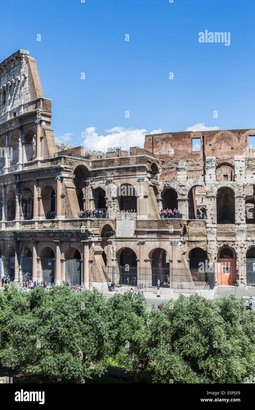 Kolosseum, Rom, spektakulären Ruinen aus der Zeit der römischen Kaiserzeit, überfüllt mit Touristen an einem sonnigen Sommertag Stockfoto