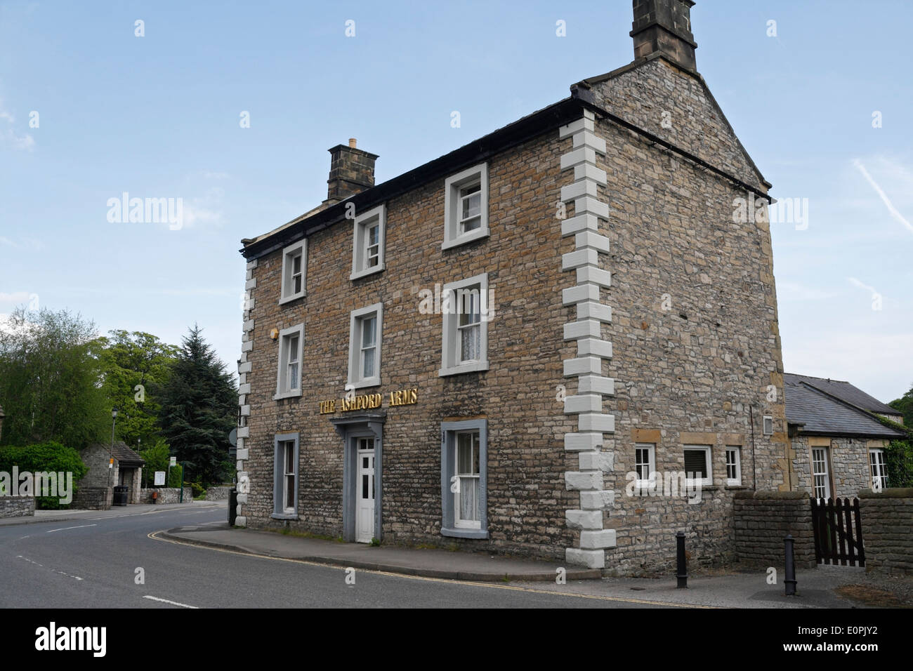 The Ashford Arms Inn in Ashford in the Water, Derbyshire England UK Public House Georgian Building Peak District Nationalpark Stockfoto