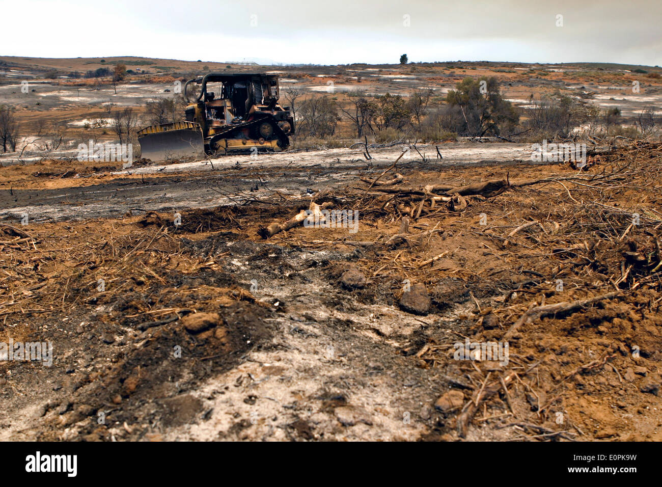 Überreste einer Brandbekämpfung Planierraupe nach Flammen aus der Tomahawk und Las Pulgas Waldbrände vorbei 16. Mai 2014 in Camp Pendleton, Kalifornien gefegt.  Evakuierungen gezwungen mehr als 13.000 Menschen aus ihren Häusern, als das Feuer brannte über San Diego County. Stockfoto