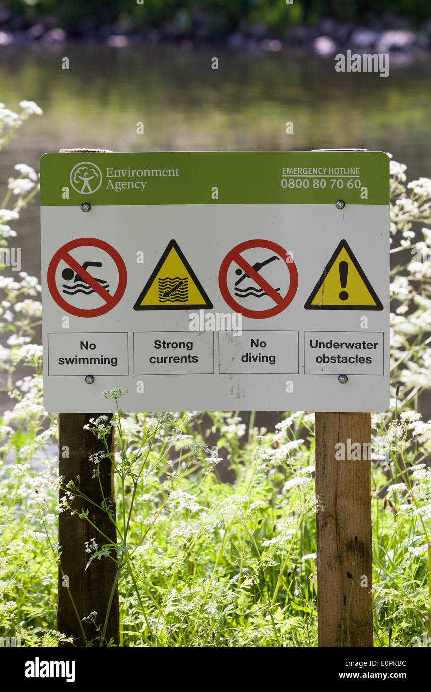 Tamworth Staffordshire UK. 18. Mai 2014. Umweltagentur Wasser Sicherheitszeichen an der Seite des Flusses Tame... Mit das Wetter wärmer im Vereinigten Königreich führt dies unweigerlich zu einer Reihe von Todesfällen jährlich. Verursacht durch Menschen schwimmen an ungeeigneten Orten wie Flüsse und Steinbrüchen. © Chris Gibson/Alamy Live-Nachrichten Stockfoto