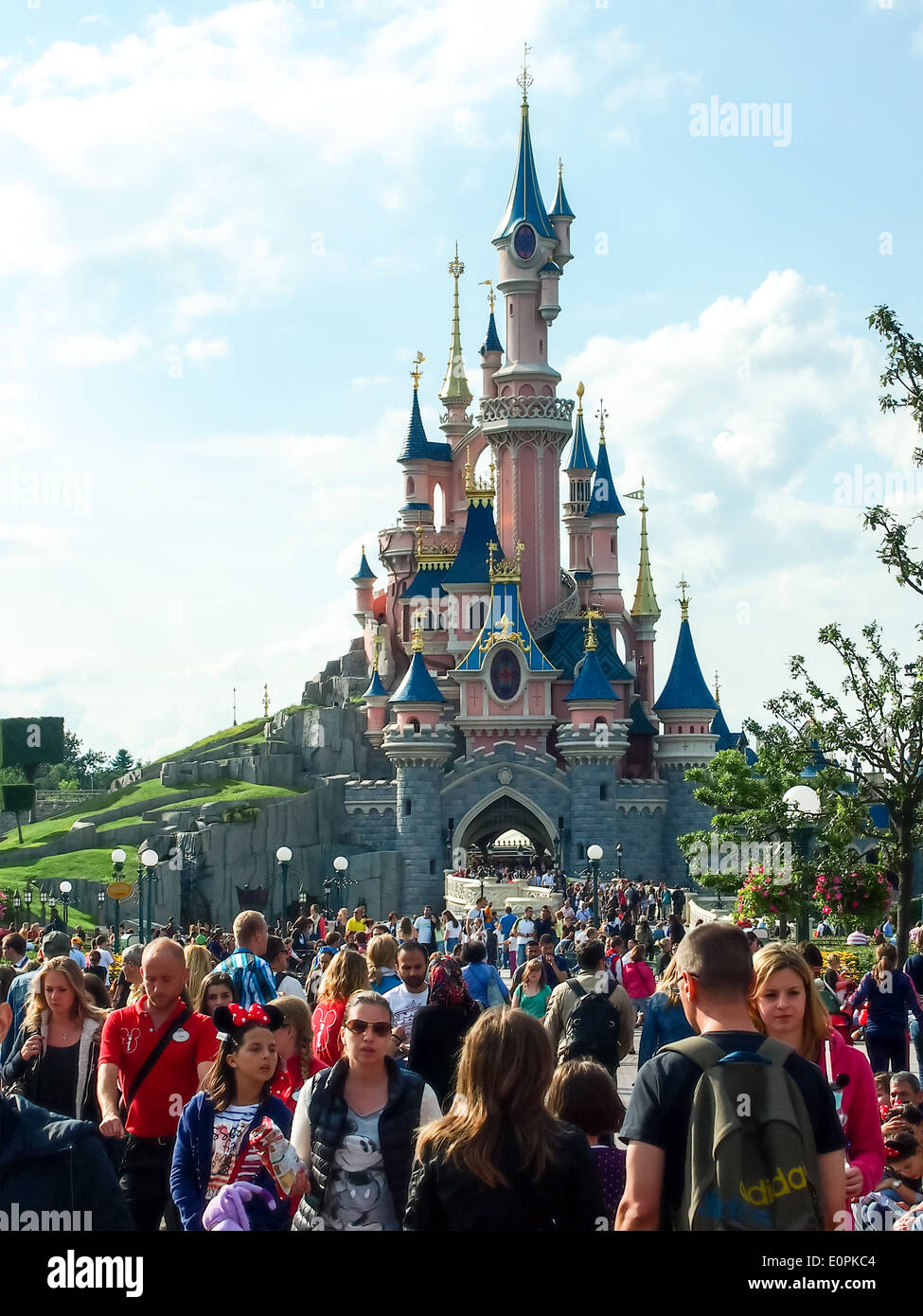 Touristen vor Sleeping Beauty Castle in Disneyland Paris, Frankreich Stockfoto