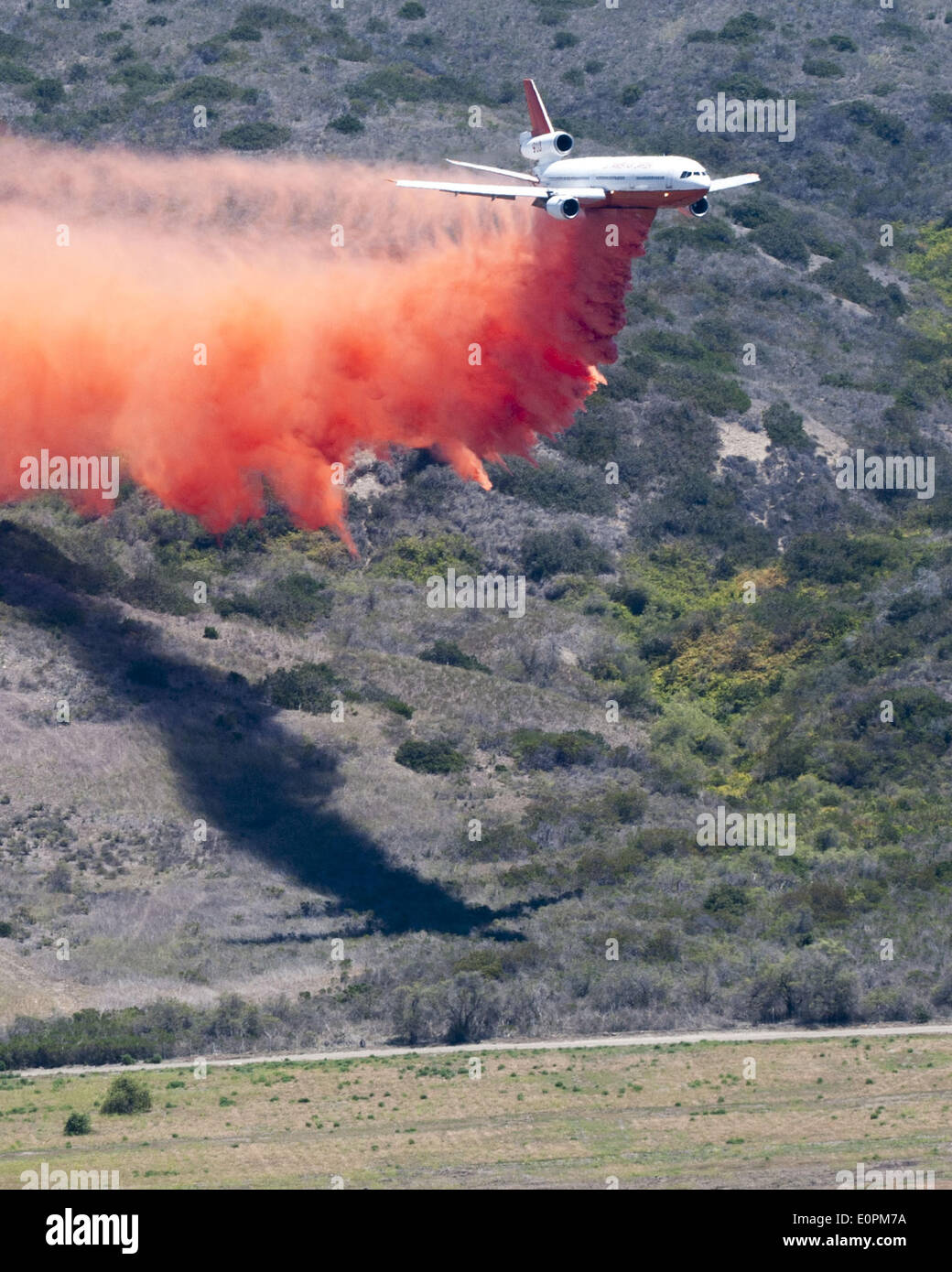 16. Mai 2014 - San Clemente, Kalifornien, USA - führt ein Spotter Flugzeug eine DC-10 Antenne Tanker am westlichen Rand des Feuers Talega in Camp Pendleton, am Freitag Nachmittag.  Die Antenne Tropfen wollte das Feuer aus der Förderung gegen US Maine Corps Soldaten Gehäuse am Freitag zu stoppen. (Kredit-Bild: © David Bro/ZUMAPRESS.com) Stockfoto