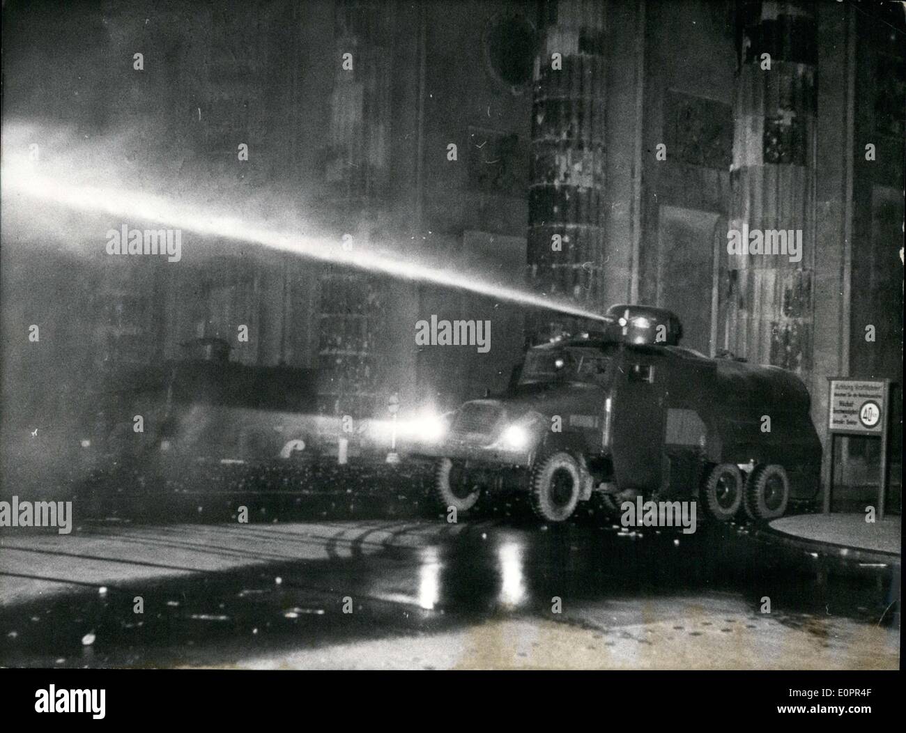 6. November 1956 - DDR-Polizei Attacled der West-Berliner Demonstranten mit Wasser-Werfer, wenn das Publikum das russisches Kriegsdenkmal nach einem demonstrierten gegen die russische Intervention in Ungarn. Stockfoto