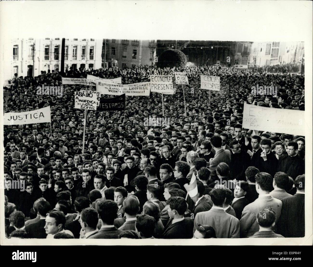 9. November 1956 - Anti-kommunistische Demonstration in Lissabon: Protest gegen die sowjetische Aktionen in Ungarn. Allgemeine Ansicht während der Messe Stockfoto