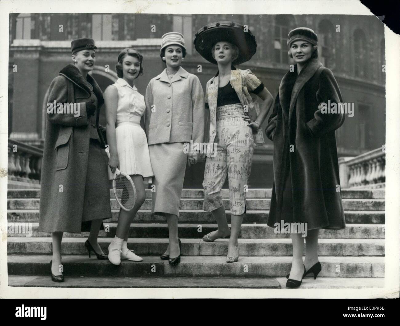 11. November 1956 - parade Mode und Schönheit in der Albert Hall. Fünf der Stile zu sehen: eine Vorschau fand in der Royal Albert Hall heute der siebentägigen Fashion und Beauty Parade an der Stile von führenden Designern Londons angezeigt werden. Halbe Eintrittspreise während der Show werden ungarische Relief gespendet Stockfoto