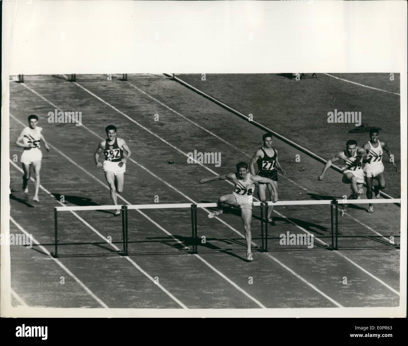 11. November 1956 - Olympische Spiele in Melbourne 400 m Hürden Finale: Foto zeigt G.Davis (U.S.A.), Nr. 278, führt über die letzte Hürde im Finale die 400 Meter Hürden, die er während der Olympischen Spiele in Melbourne gewann. S.Southern, Vereinigte Staaten von Amerika (No.279) wurde zweiter, und J.Culbreath (U.S.A.), No.277, wurde Dritter. Stockfoto