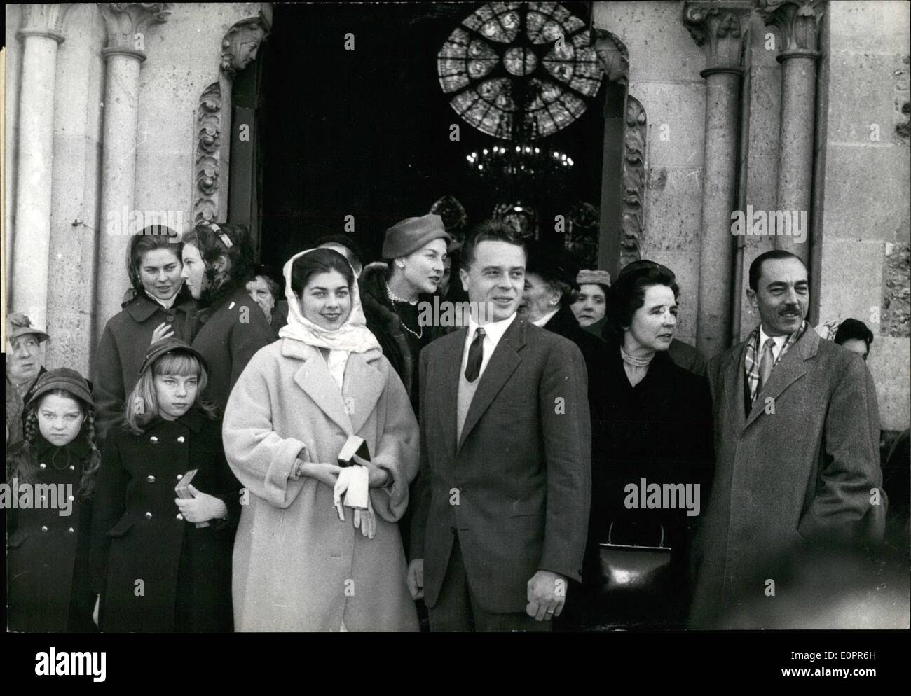 11. November 1956 - Prinzessin Helen Verlobung gefeiert: Das Engagement der Prinzessin Helen von Frankreich, Tochter des Grafen und der Gräfin von Paris, und der Graf Limburg-Stirum in Louveciennes Kirche, heute Morgen gefeiert wurde. Das Foto zeigt das Paar die Kirche verlassen. Auf rechten Seite, die Mutter des Grafen Limburg und Prinzessin Helen Vater wird Graf von Paris die Gräfin von Paris hinter gesehen. Links, Prinzessin Helen Schwester Stockfoto