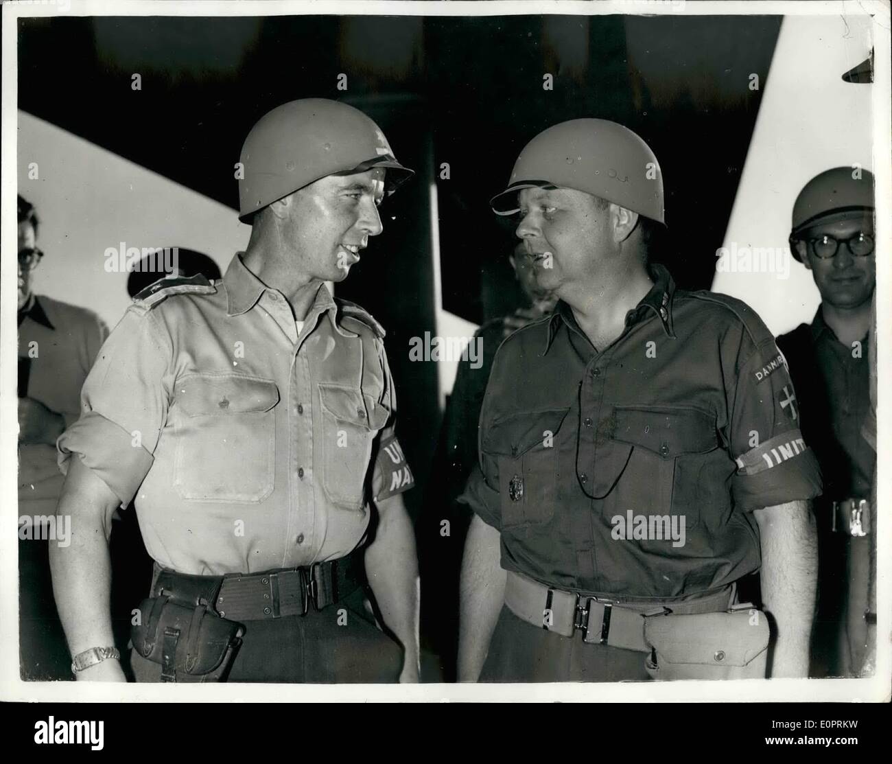 11. November 1956 - dänische UN-Kontingent Ankunft in Port Said: das erste Kontingent der Denish Broops bestehend aus 206 Offiziere und Männer sind angekommen in Port Said mit dem Zug von Abur Seweir, überqueren die Frontlinie am '' El Cap''. das Foto zeigt Major Wilk von Norwegen, c.c.of der UN, die norwegische Kontingent (links) im Gespräch mit Oberstleutnant Pflege Enchclm, OC des dänischen Kontingents, traf sie in Port Said gesehen wird. Stockfoto