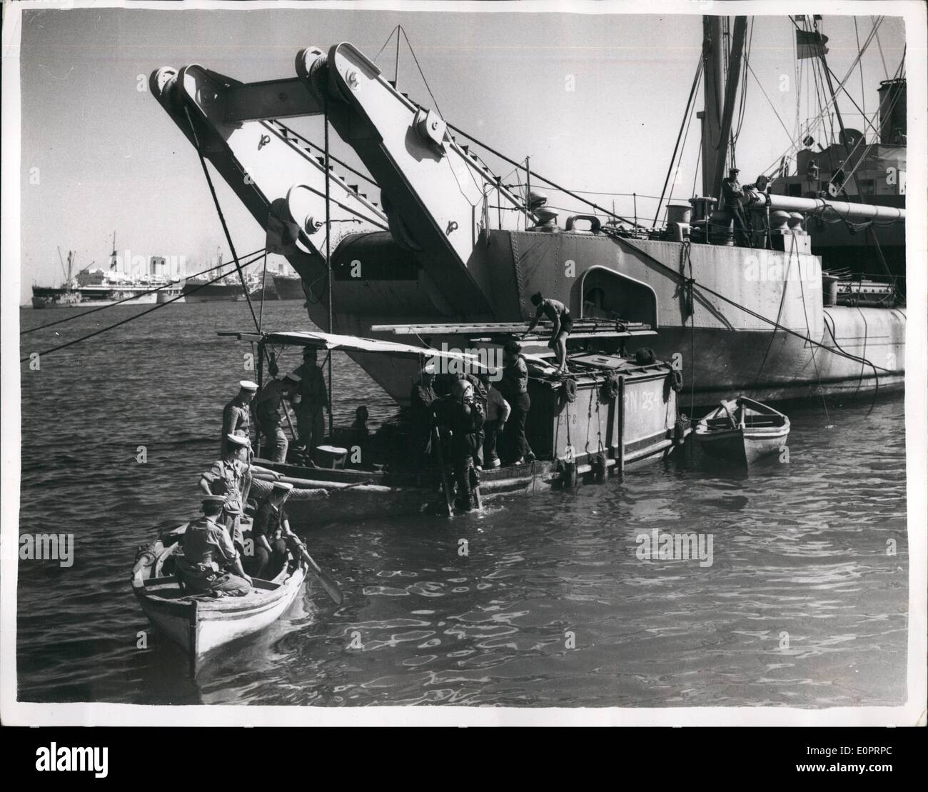 11. November 1956 - die Krise im Nahen Osten, Marine Taucher am Arbeitsplatz löschen den Canal Sperrschiffe. OPS: Ein Marine Taucher aus eines der Bergung Schiffe geht hinunter zur Arbeitsaufnahme zur Räumung der versunkenen Sperrschiffe in den Suez-Kanal. Stockfoto