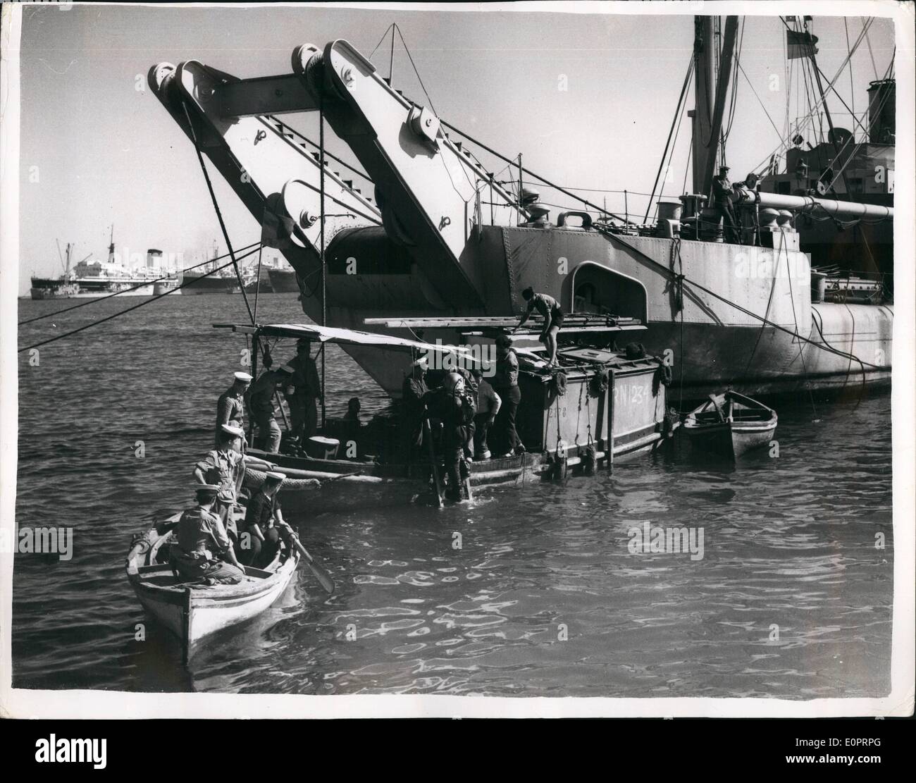 11. November 1956 - Krise im Nahen Osten... Marine-Treiber bei der Arbeit, die Reinigung des Kanals blockieren Schiffe: Foto zeigt A Marine Taucher aus eines der Bergung Schiffe geht hinunter zur Arbeitsaufnahme zur Räumung des versunkenen Blocks Schiffe in den Suez-Kanal. Stockfoto