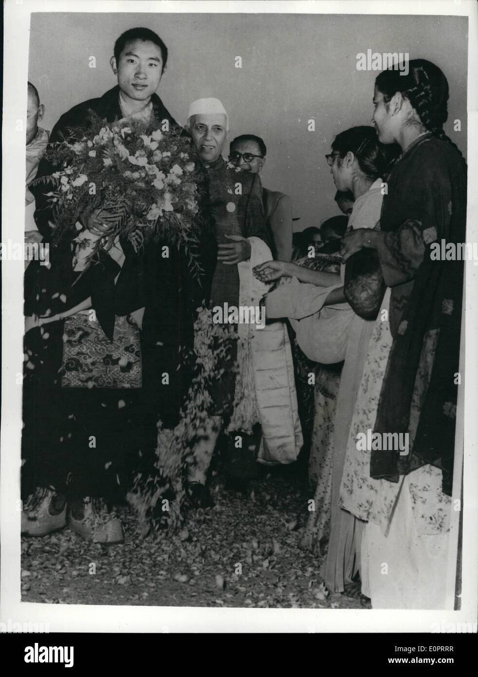 11. November 1956 - The Panchen Lama kommt In Delhi: Foto zeigt tragen ein Bankett der Blumen, der Panchen Lama von Tibet, abgebildet ist bald nach seiner Ankunft in Dwlhi, für die Feierlichkeiten anlässlich der 2,500th. Jahrestag der Gründung des Buddhismus. Direkt hinter ihm (rechts), ist der indische Premier, Herr Nehru die Fanchen Lama gekommen mit der Delhi-Lama. Stockfoto