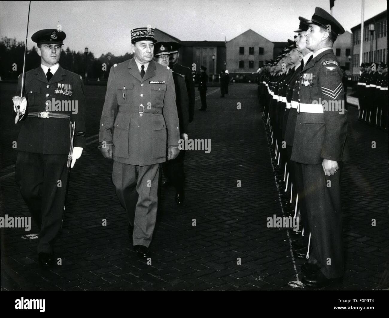11. November 1956 - der Nachfolger der Marechal de France Juin: General d ' Armee Jean-Etienne Valluy JEAN ETIEN NE VALLUY besuchen Sie noch heute Stockfoto