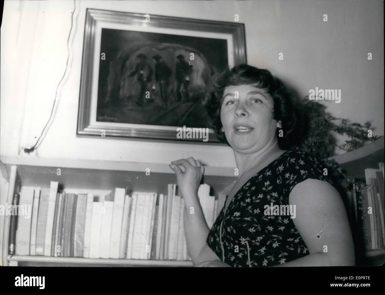 11. November 1956 - zum ersten Mal eine Künstlerin, Frau Lina Morells, belgischer Maler, durfte eine Kohle unten Welle und Farbe Bergleute bei der Arbeit. Sie ist jetzt in einer linken Ufer-Galerie ausstellen. Foto zeigt MME Linie Morells vor eines ihrer Gemälde. Stockfoto