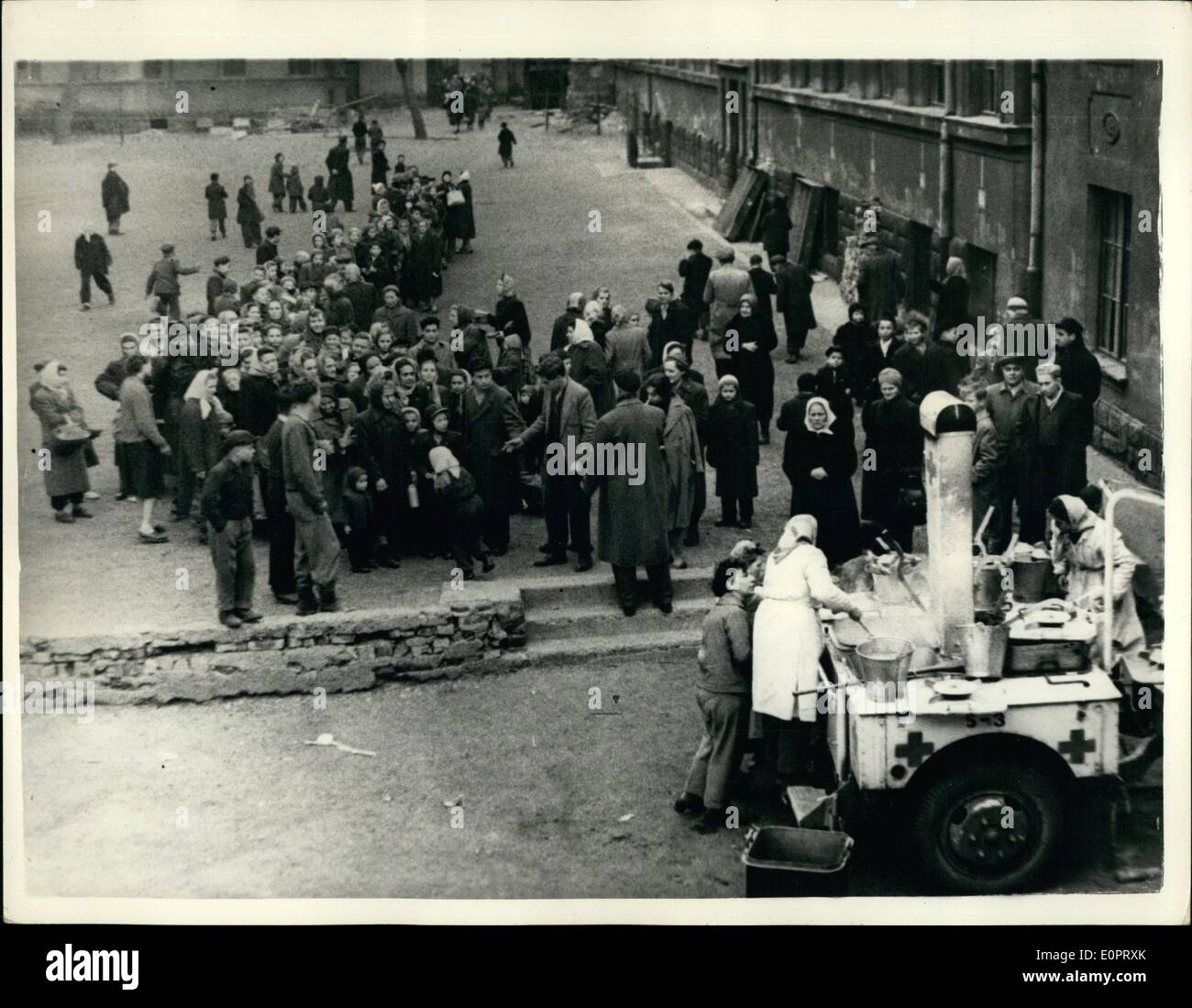 11. November 1956 - das dänische Rote Kreuz ans Werk in Budapest; Fotos wurden gerade veröffentlicht zeigt Einheiten des Dänischen Roten Kreuzes bei der Arbeit in den Straßen von Budapest - Ungarn austeilen dringend benötigte Lebensmittel. Foto zeigt die Szene auf einem Schulhof in Budapest - als Ganzes rote Kreuz unter der Leitung von Prof. Erik Husfeldt vorzubereiten und liefern Lebensmittel aus einer Feldküche. Stockfoto