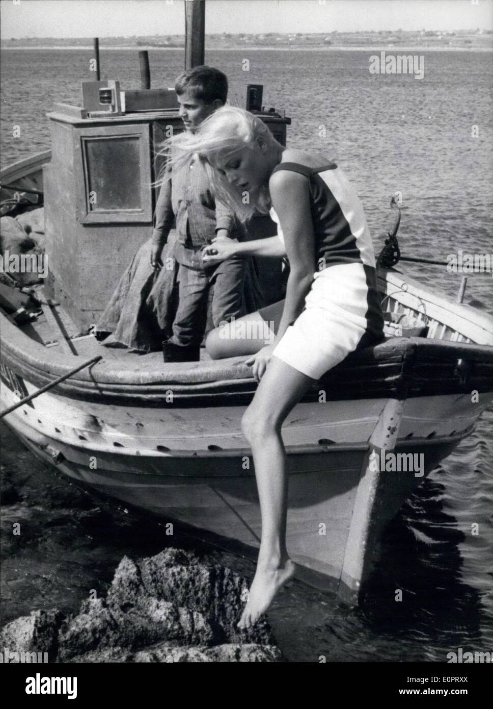 11. November 1956 - Rom, November 1956 = "Es ist besser, Witwe..." ist der neue Film, der Virna Lisi und Agnes Spaak in Rom und Sizilien gefilmt werden. In diesem Film '' Mafia'' werden '' Frau Ehre '', '' Industrie '' werden gemischt und am Ende eine günstige Aufnahme des '' Lupara'' (die sizilianische Doppel - Barelled Gun), Ende des Films. OPS = blonde schöne Schauspielerin Virna Lisi gesehen während der Szene am Strand von Augusta auf Sizilien gefilmt. Stockfoto