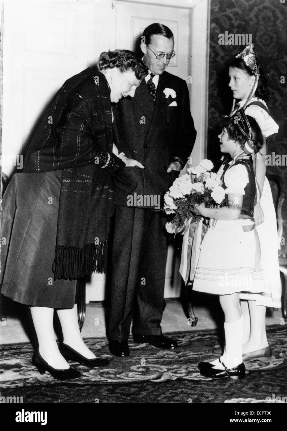 Königin Juliana und Prinz Bernard besuchen Ballett Stockfoto