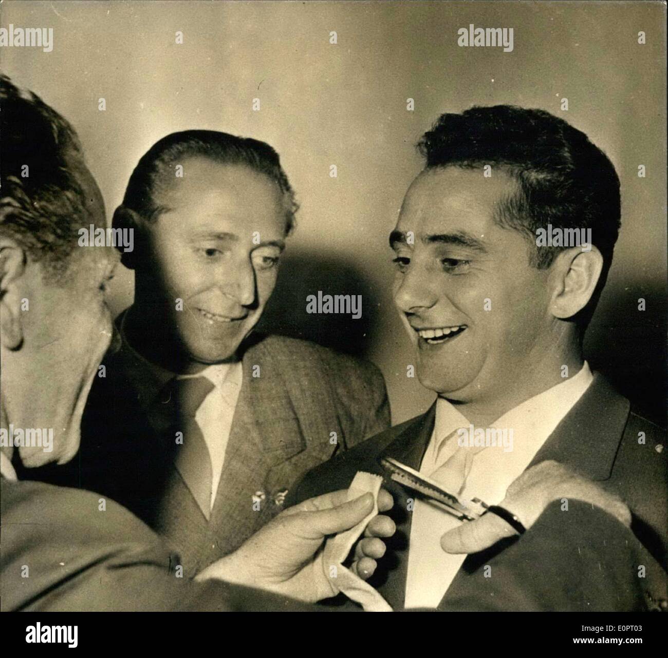 14. November 1956 - eines der letzten Bilder von Werner Haas: am 13. November um 16:45 der dreifache Weltmeister des Motors Radfahren Werner Haas (WERNER HAAS) starb bei einem Sturz von einem privaten Flugzeug über dem Flughafen Zell bei Neuburg (westdeutschen). Erst vor wenigen Wochen bestanden Werner Haas Flugzeug in Augsburg. Foto zeigt eines der letzten Bilder vom berühmten Sportler. Der pilot Papiere, Bedeutung Tod für ihn ist, seine Krawatte geschnitten aus. Letzteres ist eine individuelle Bedeutung kommenden Glück. Stockfoto