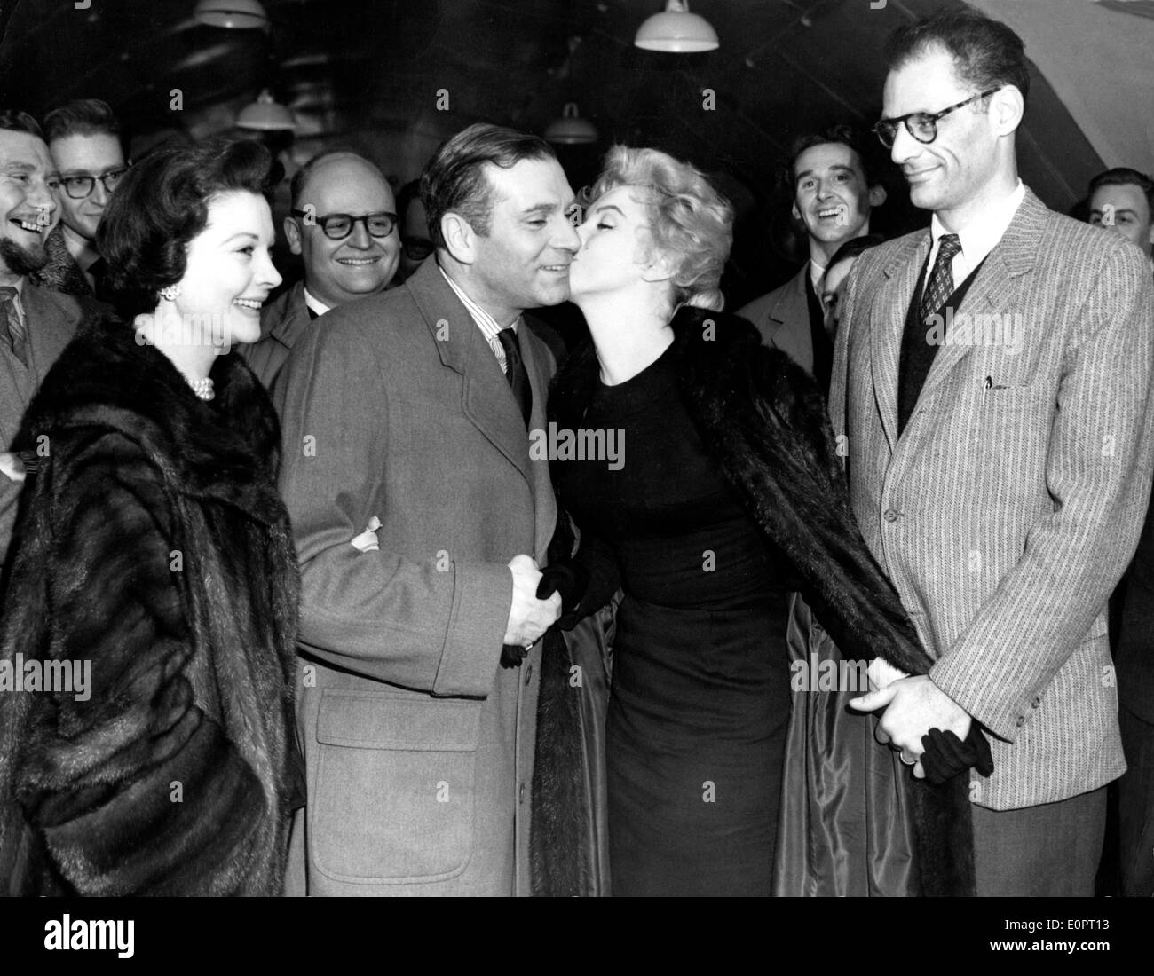 Starlet Marilyn Monroe küssen ihr Freund Sir Laurence Olivier auf Wiedersehen Stockfoto