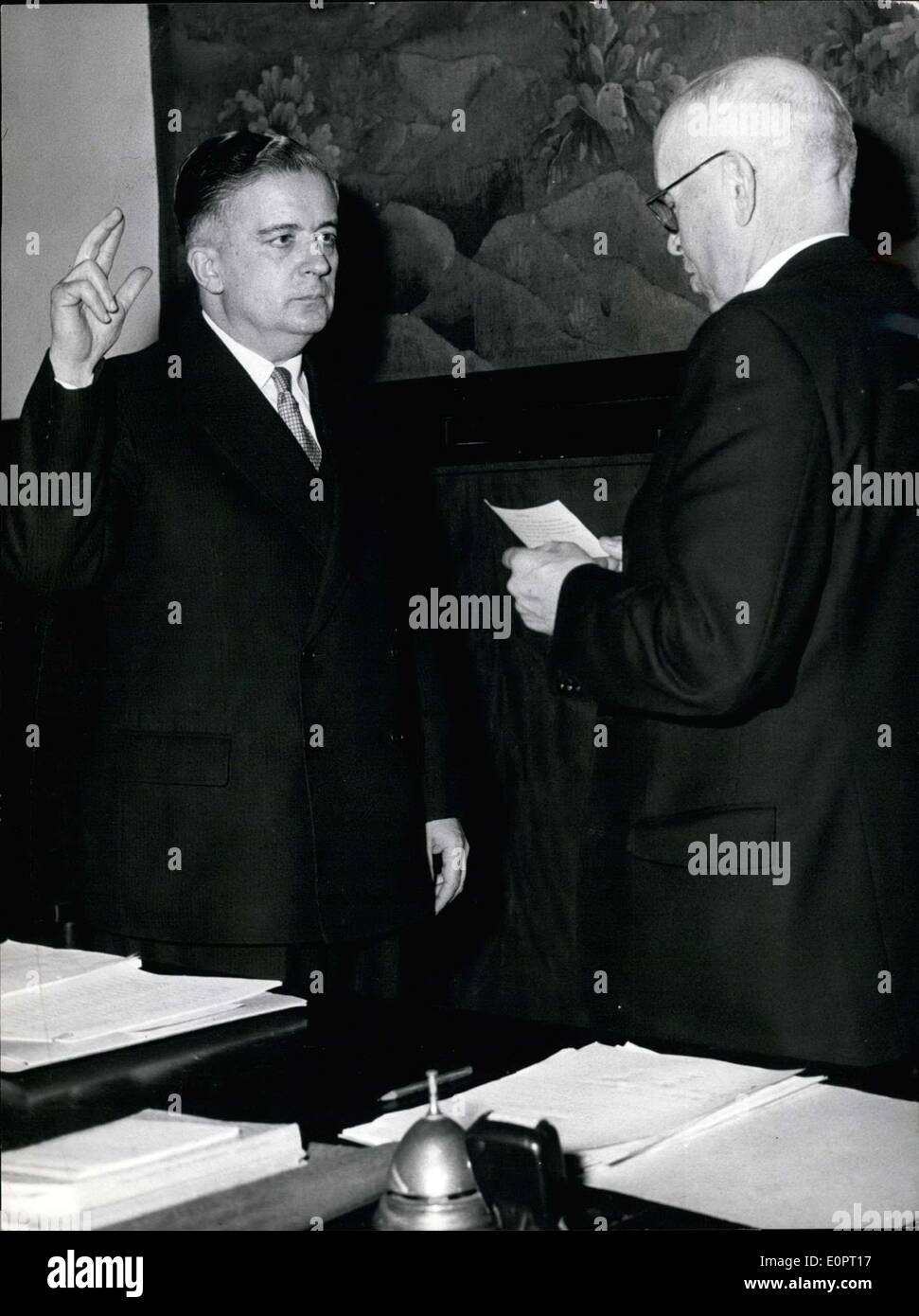 22. November 1956 - wurde Dr. Wilhelm Daniels(CDU), einem Notar, den neuen Bürgermeister von Bonn in der zweiten Runde der Abstimmung durch ein 22 bis 20 Prozent Stimmen gewählt. Im Bild: Die Vereidigung des neuen Bürgermeisters von Bonn, Dr. Wilhelm Daniels, von der vorherigen ein Hammerschlag. Stockfoto