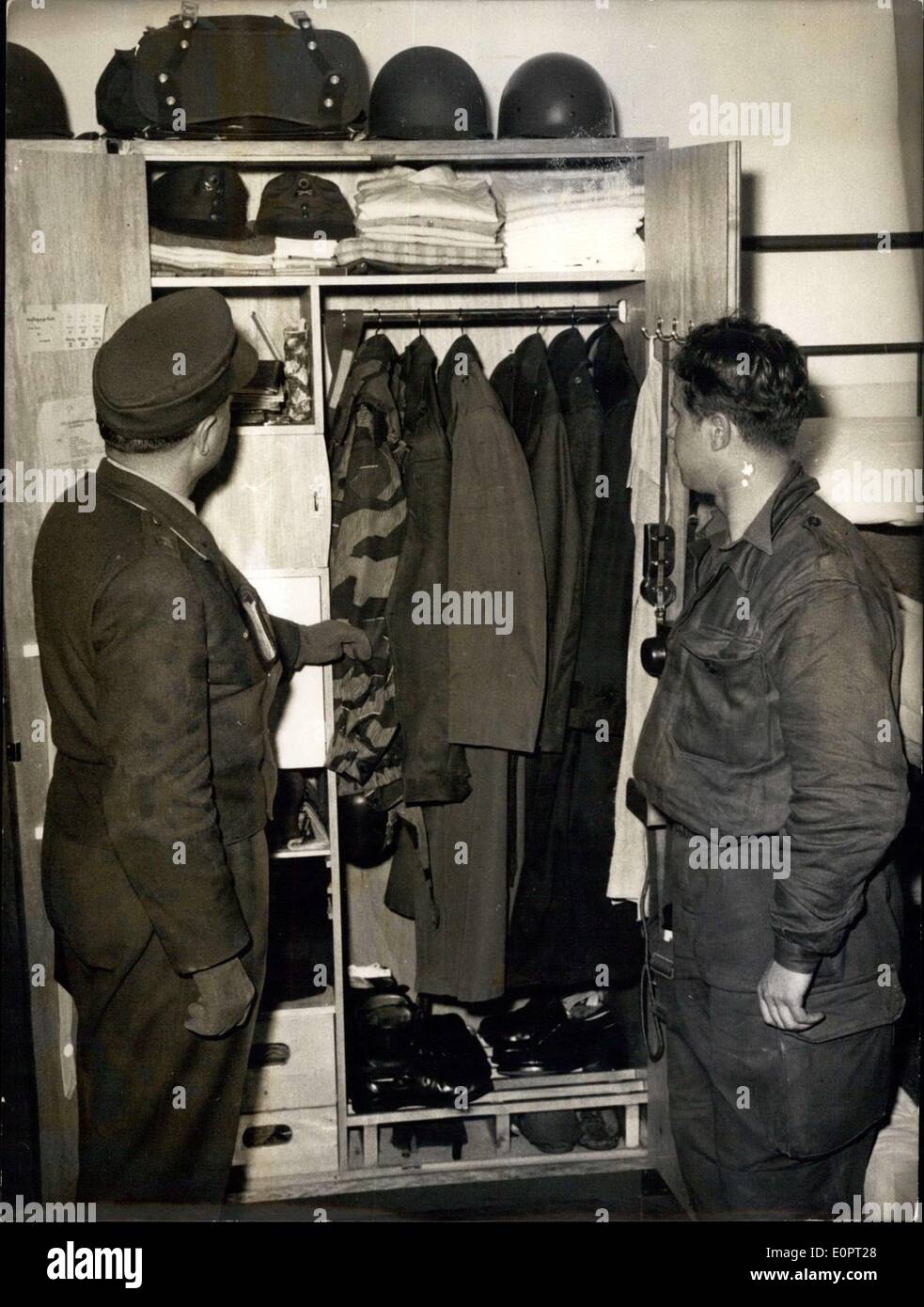 29. November 1956 - Inspektion des Schließfachs: die Kaserne der deutschen Erstligisten der Alpini in Mittenwald Keim sind Stockfoto