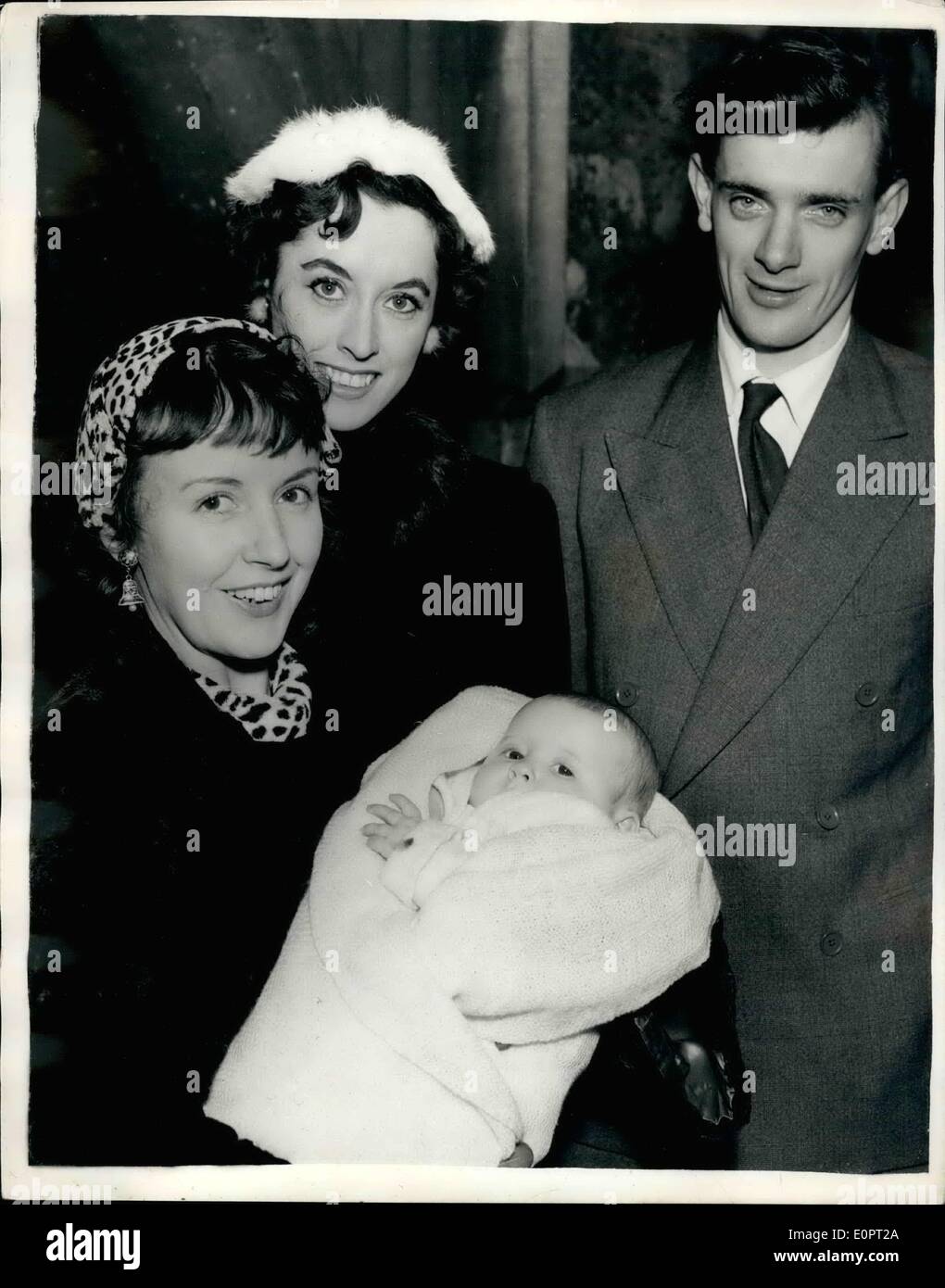 1. Dezember 1956 - tauft 01.12.56 Großbritanniens schnellste Frau Radfahrer ihrer drei Monate alten Tochter. Frau Eileen Sheridan, Großbritanniens schnellste Frau Radfahrer, gestern ihre drei-Monat-alte Tochter Louise in Isleworth Kirche getauft. Die Paten waren Hindernisläufer John Disley und Sprinter Sylvia Cheeseman. Frau Sheridan, sie hat auch einen zehn-Jahr-alten Sohn, ist Inhaber der alle 21 Britinnen Professional Cycling Datensätze. Foto zeigt: Frau Stockfoto