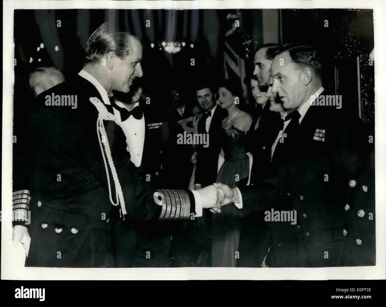 2. Februar 1957 - der Herzog '' Tropfen ein Backstein ''... Besucht Premiere von '' Yangtse Incident''... Prinz Philip, Herzog von Edinburgh plauderten, Offiziere und Soldaten, die letzte Nacht in dem Film '' Yangtse Incident'' - nach der Premiere des Films im Kino Plaza teilgenommen... Der Mann sprach er gehörte Chief Petty Officer Leonard Williams der senior Maschinenraum artificier in der '' Amethyst'' - '' Helden Schiff '' des Films war. Er fragte Williams, welches Schiff er mit jetzt- und Williams diente antwortete '' In the Royal Yacht, Sir. Ich habe mit ihr für drei und ein halbes Jahr, Sir''... Stockfoto
