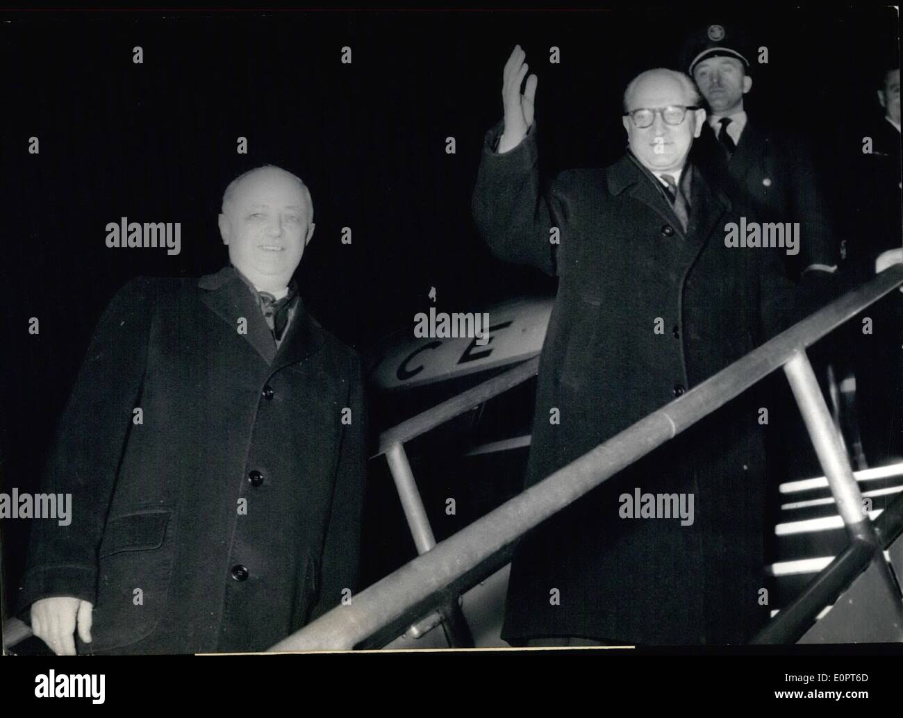 2. Februar 1957 - verließ Ratsvorsitzende Guy Mollet und Christian Pineau, Minister für auswärtige Angelegenheiten, gestern Abend nach Washington, wo sie mit Präsident Eisenhower treffen wird. Mädchen, die Modellierung Freisprech-Regenschirm, an der Jacke befestigt Stockfoto