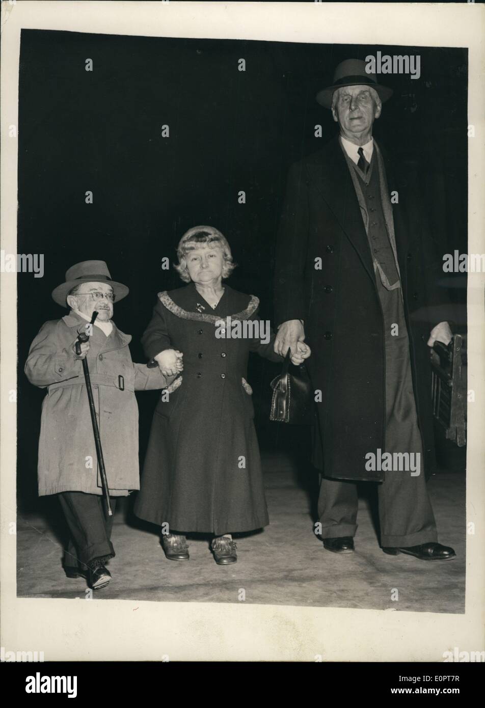 12. Dezember 1956 - weltweit kleinste Zwerg paar Sue Bertram Mills. Geworfen am Gesetz Gerichte.: Herr Henry Behrens, die - bei 30 Zoll Stockfoto