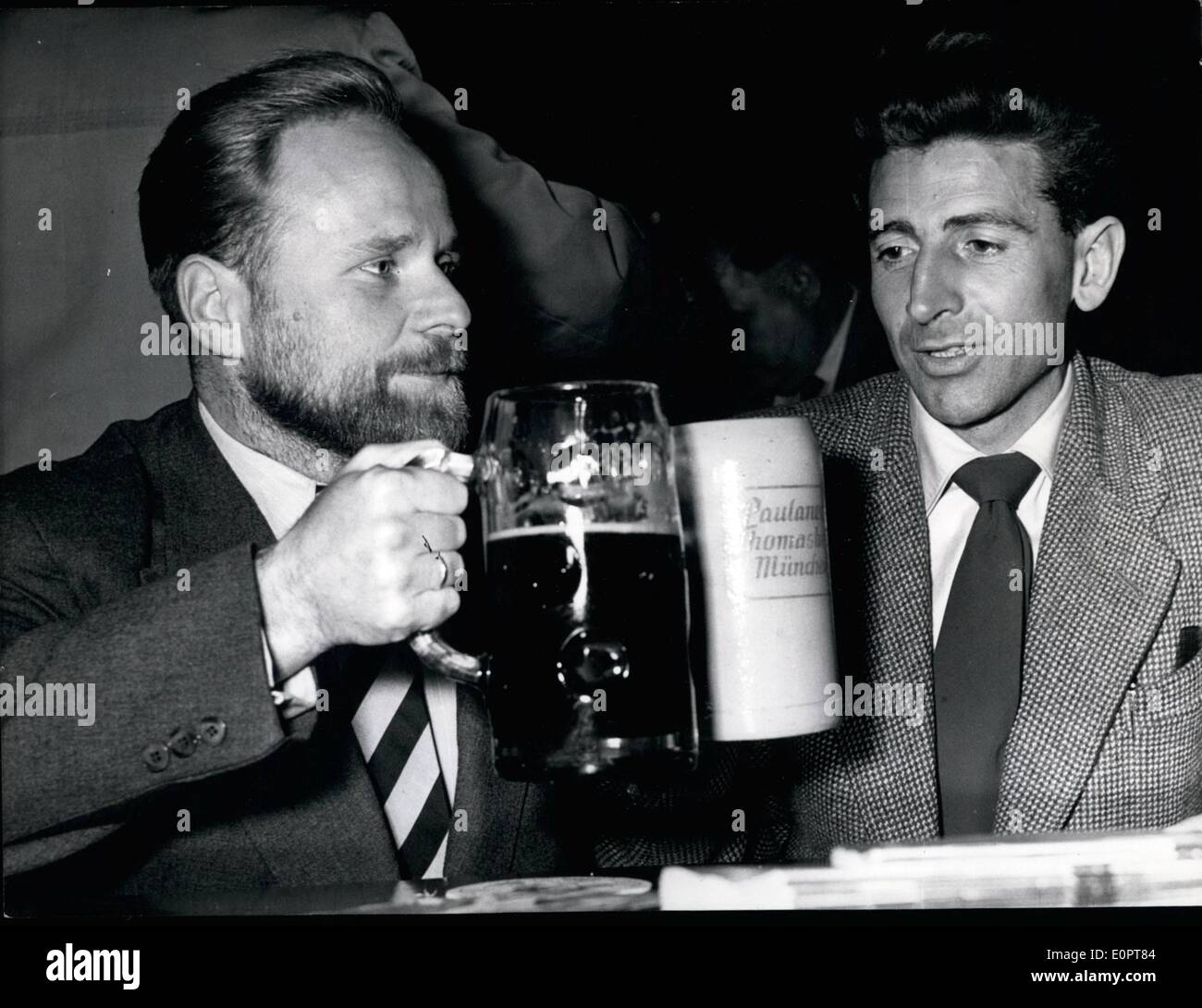 12. Dezember 1956 - zwei berühmte Bergsteiger treffen sich in München. Fritz Moravec, geboren in Wien, war der Leiter der österreichischen Expedition, die während der Himalaya-Karakorum-Expedition dieses Jahres den 8035 Meter hohen Gasherbrum bestieg. Fritz Moravec  folgt einer Einladung des Königs Toro von Uganda, im kommenden Jahr 1957 eine Expedition in die Rigon Berge zu Unternehmen. 1958 will er den schwierigsten Berg der Welt besteigen: Den Dhaulagir im Zentralhimaya. Moravec will am 15. Dezember im Deutschen  in München einen Farb-Laterne-Dia-Vortrag über das Klettern am Gasherbrum halten Stockfoto