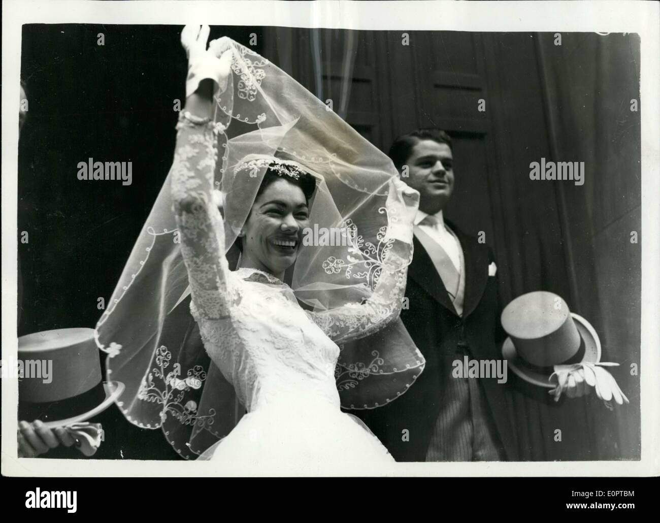 2. Februar 1957 - St. Valentines Tag Braut: die Hochzeit fand heute in der Westminster Cathedral, 22-jährige Tänzerin, Senorita Anna Manley, bis 22-jährige Nicholas Baker, ein TV-Drehbuchautor in Hollywood. Die Braut ist ein Freund von Senora Virginia de Gallegos, der Costa Rican Minister hier. Der Empfang wird bei der Gesandtschaft statt. Das Foto zeigt die Braut ankommen für die Zeremonie. Stockfoto