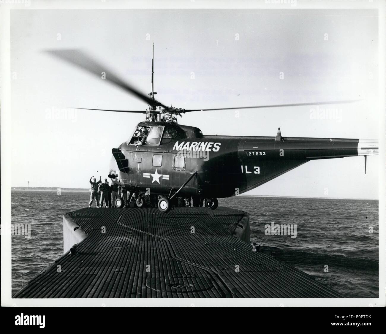 2. Februar 1957 - können Vielseitigkeit unbegrenzt die militärische Hubschrauber Hubschrauber landen und starten in sehr kleinen Bereichen. Ein marine Stockfoto