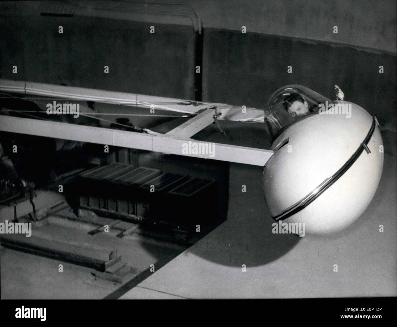 2. Februar 1957 - wurde Test-Zentrifuge für Piloten von morgen in das Deutsche Institut für Luft-Medizin in Bonn installiert. Innerhalb von zwei Sekunden erhalten das Cockpit eine Geschwindigkeit ähnlich der vierzig Mal Beschleunigung der Erde (84 Umdrehungen pro Minute) Stockfoto