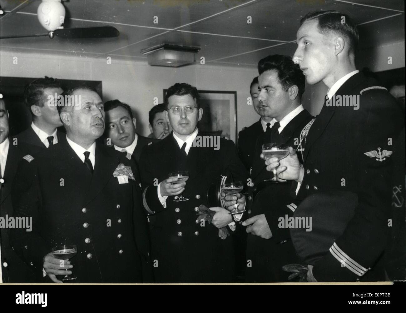 12. Dezember 1956 - Kapitäne mutig: Admiral Barjot der französischen Marine (der dem Naval Operations In Ägypten befehligte) lud die Presse zu besuchen sein Flaggschiff '' Jean-Bart ", berichtet wurde von den Ägyptern versenkt. Die '' Jean Bart'' liegt jetzt im Hafen von Toulon. Während des Empfangs, Admiral Barjot gratuliert den drei Marineoffiziere, die an den schwierigen Transport von teilgenommen '' Copter des Kapitäns ein Schoner, der eine dringende Operation unterziehen musste Stockfoto