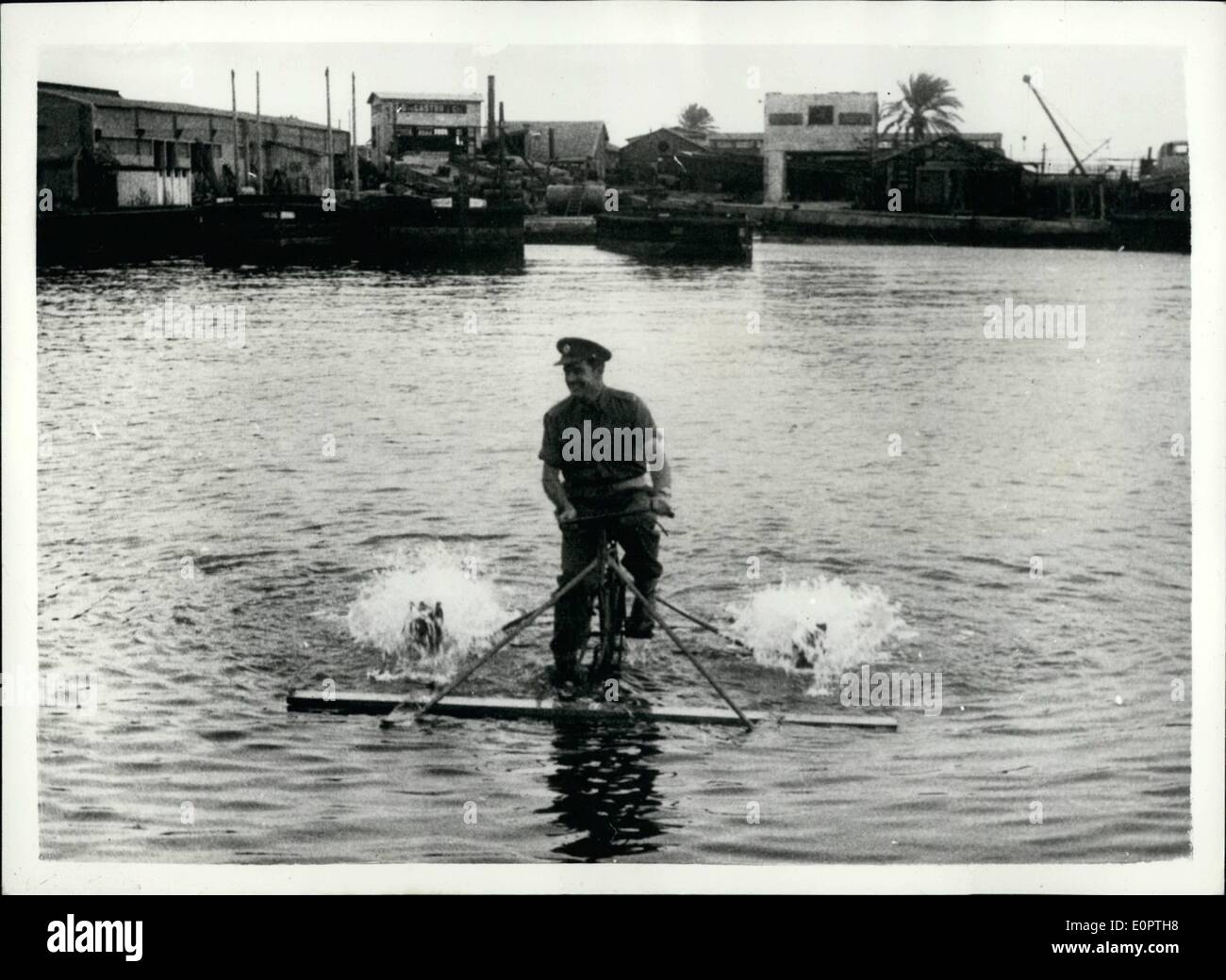 12. Dezember 1956 - British großen Zyklen über den Suez-Kanal: Foto zeigt Nasser den Suezkanal für Tanker, blockiert haben, aber Stockfoto