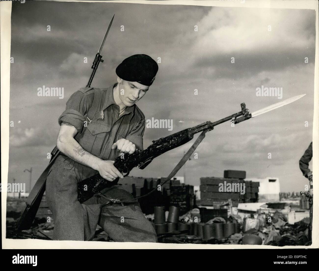 12. Dezember 1956 - erfasst aktuelle Szenen aus Port Said russischen 270 Gewehr; Foto zeigt Roger Rainbird aus Hornsey, London look Stockfoto