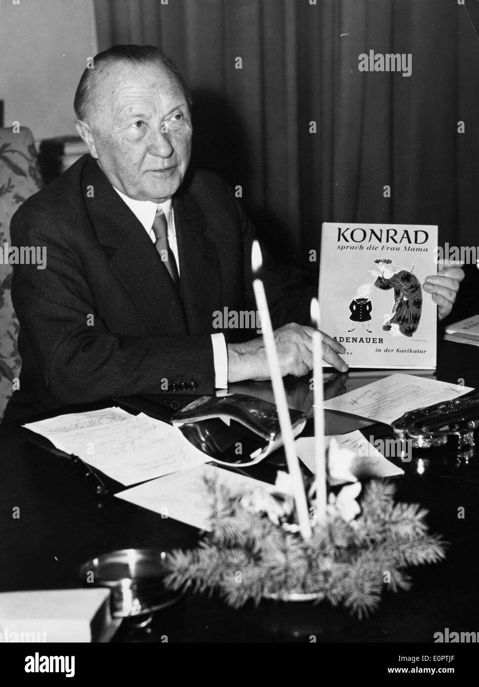 Dr. Konrad Adenauer zeigt ein Geschenk Stockfoto