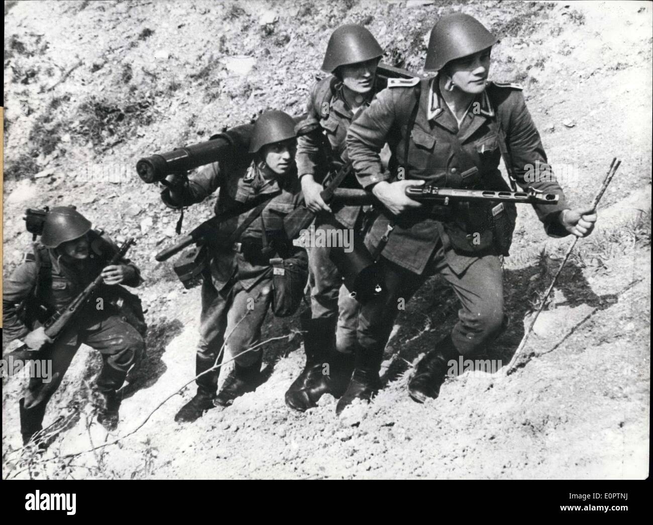 21. Februar 1957 - ist ein Team der Grenadiere aus der DDR-Armee hier bei Übungen, die wechselnden Positionen gezeigt. Das Foto wurde Stockfoto