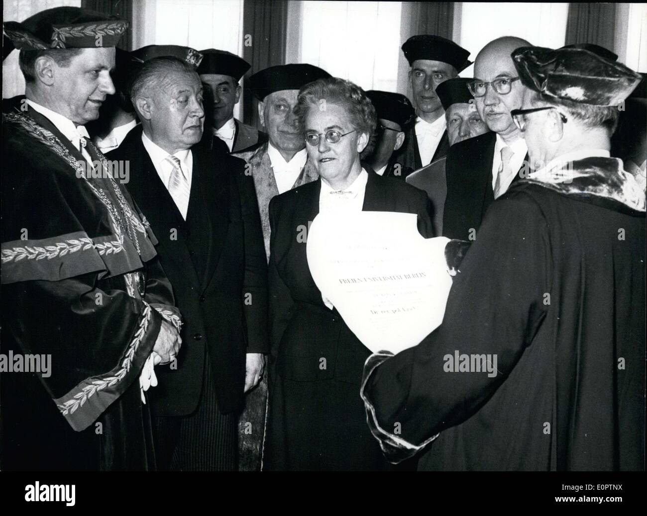 23. Februar 1957 - der Wirtschafts- und sozialwissenschaftlichen Fakultät der Freien Universität in Berlin geehrt Frau Dulles heute. Sie ist ein Berater auf wirtschaftliche Probleme in der deutschen Abteilung des US-Außenministeriums. Im Bild: Mitte - Frau Eleanor Dulles links - Rektor der Universität Prof. Dr. Andreas Paulsen Right mit Zertifikat - Prof. Dr. Karl Thalheim, Dekan der Wirtschafts- und sozialwissenschaftlichen Fakultät. Stockfoto