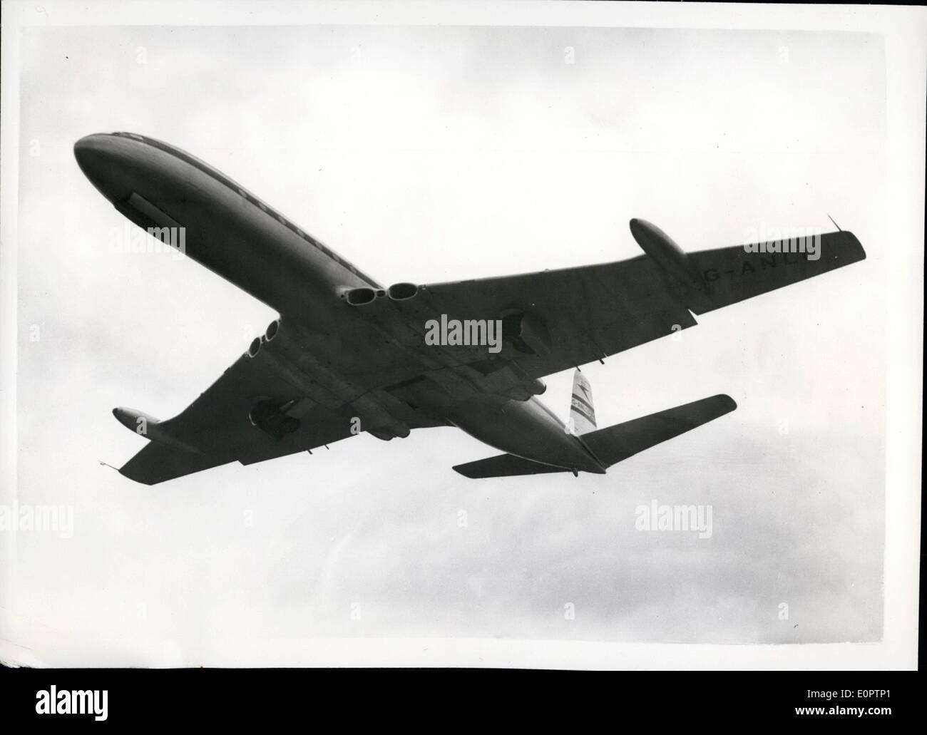 25. Februar 1957 - 25.2.57 geändert Komet hat Erstflug. Der Prototyp von B.O.A.C. die neue Comet-Linern der geändert wurde, hatte heute seinen ersten Flug in Hatfield. Es hat stärkere Motoren als die früheren Kometen. Es wurde von De Havilland Chef-Testpilot, Gruppe Kapitän John Cunningham geflogen. Keystone Fotoshows: Der modifizierte Comet Jet Airliner zieht auf seinem ersten Flug in Hatfield heute. Stockfoto