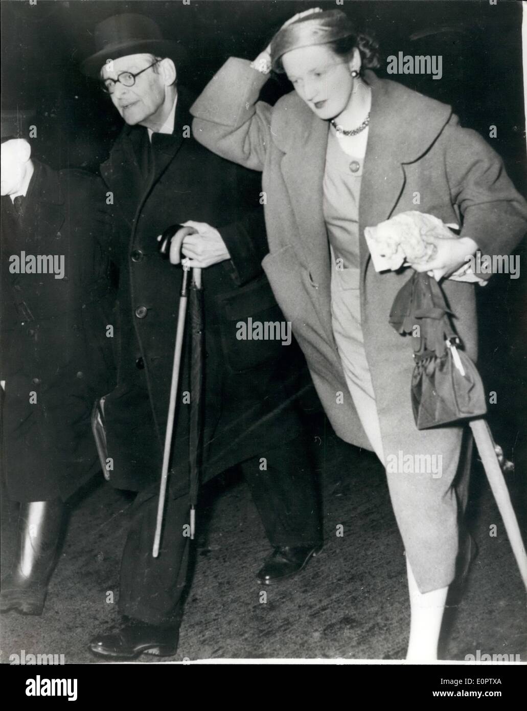 1. Januar 1957 - T.S. Eliot Ankunft zurück aus den Flitterwochen. Stockfoto