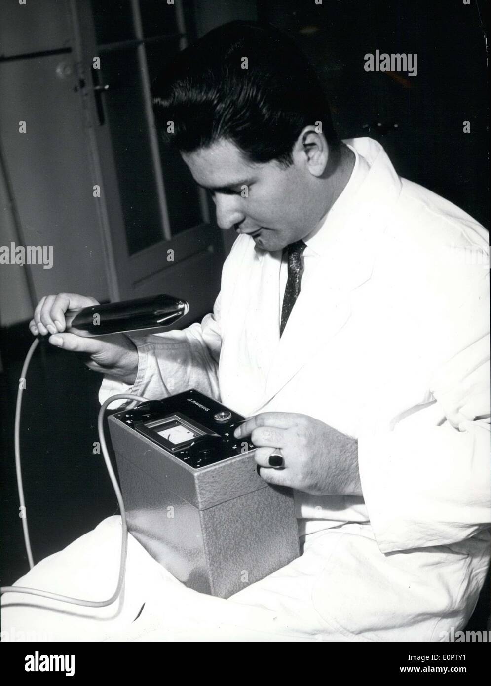 28. Februar 1957 - Labor in Niedersachsen entwickelt dieses Gerät die kleinste noch in der Lage sein, Uran zu finden. Es wog 2 kg und war 26 x 14 x 20 cm. Stockfoto