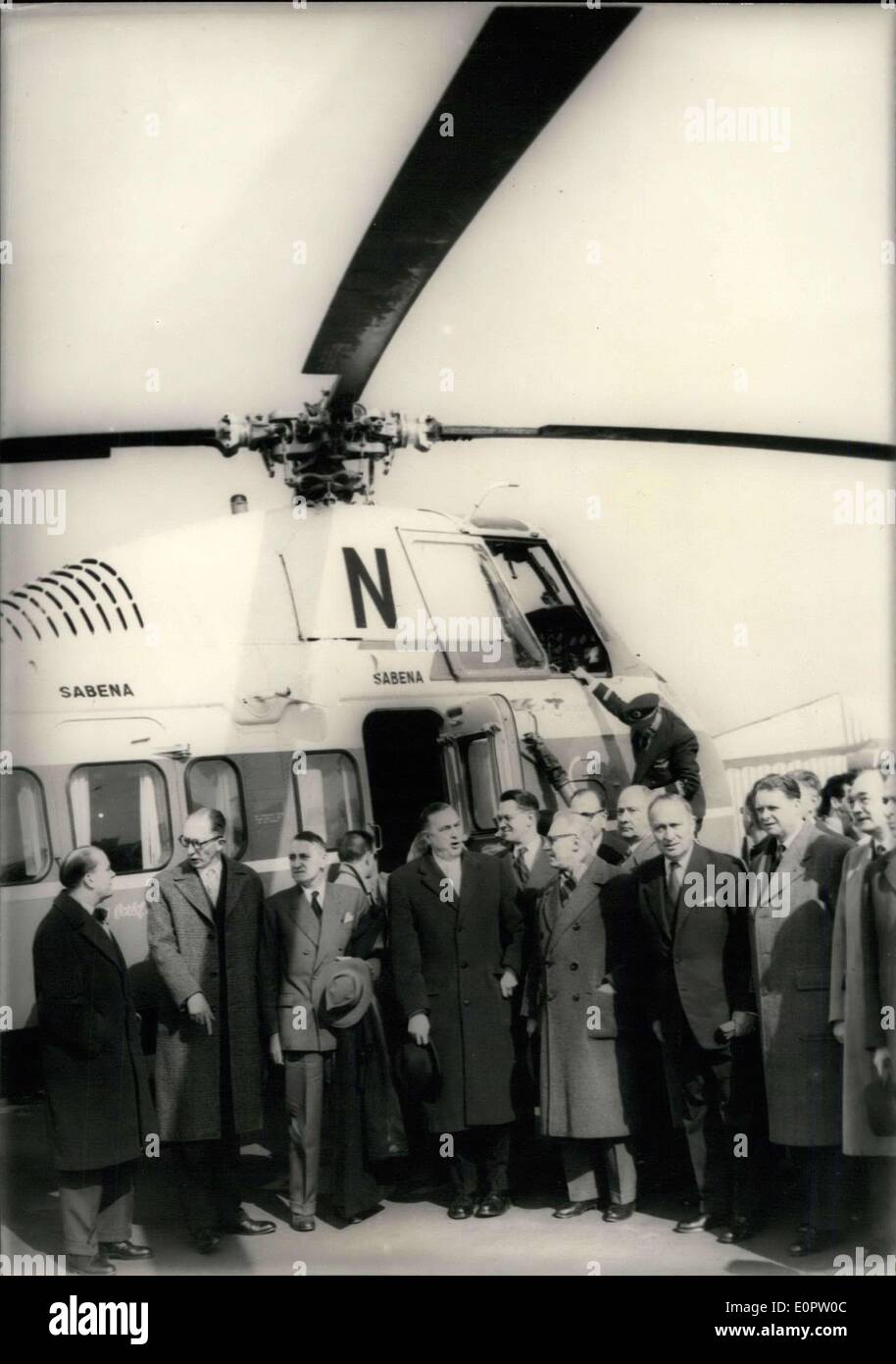 3. März 1957 - eröffnet Brüssel-Paris-Brüssel-Linienverkehr per Helikopter? Die ersten Sikorsky-Hubschrauber von der belgischen Air Company Sabena auf der Brüssel-Paris-Brüssel-Service landete auf dem neuen Heliport in Issy-Les-Moulineaux in den nahen Vororten von Paris heute Morgen. OPS: Eine Gruppe belgische Persönlichkeiten der Erstflug statt. Rechts (mit einem Taschentuch in seiner Manteltasche) der belgischen Botschafter Baron Guillaume, die seine ausgezeichneten Landsleute begrüßt. Stockfoto