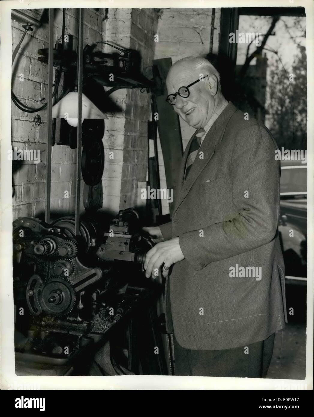 3. März 1957 - ist Ministers industrielle Kommissar ein "Do it yourself '' Experte... Sir Wilfred Neden - '' Herr Fixit'': Sir Wilfred Neden ist das Arbeitsministerium Industrial Hauptkommissar - Wer heute erwartet, der Arbeitskampf zwischen Arbeitgebern im Bereich Schiffbau und Maschinenbau zu beenden - ein '' do it yourself '' Experte... Er ist nie glücklicher als bei der Arbeit auf seiner Drehbank bei seinem Sutton, Surrey nach Hause... Er hat sich den Spitznamen "Mr. Fixit'' für seine Arbeit bei der Beilegung von Arbeitskonflikten verdient. Foto zeigt Sir Wilfred Neden - bei der Arbeit auf seiner Drehbank bei seinem Sutton, Surrey Zuhause. Stockfoto