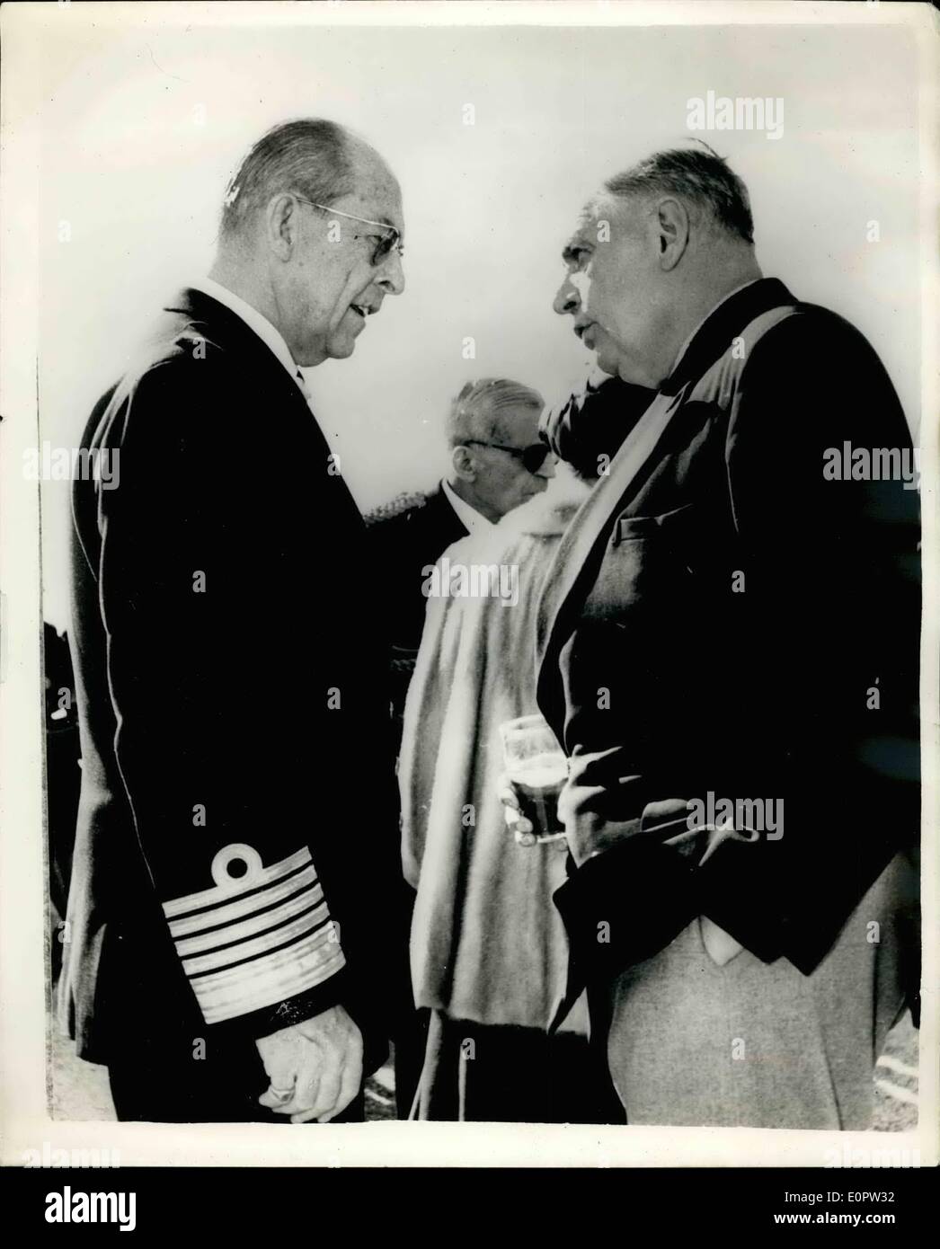 1. Januar 1957 - König Paul und der britische Botschafter zu Griechenland treffen am Yacht Club Meeting: König Paul von Griechenland begleitet von Königin Frederica besuchte die Yachting-Rennen von der griechischen Marine Club - und präsentiert die Trophäen an die Gewinner... Einschließlich der Gäste war Sir Charles Peake - der britische Botschafter in Athen - der war sein Gespräch mit dem König in eine sehr demokratische Haltung zu sehen. Dies war ihr erstes Treffen seit des Königs Rede vor dem Parlament - in dem er die britische Haltung des Zypernproblems heftig kritisiert Stockfoto
