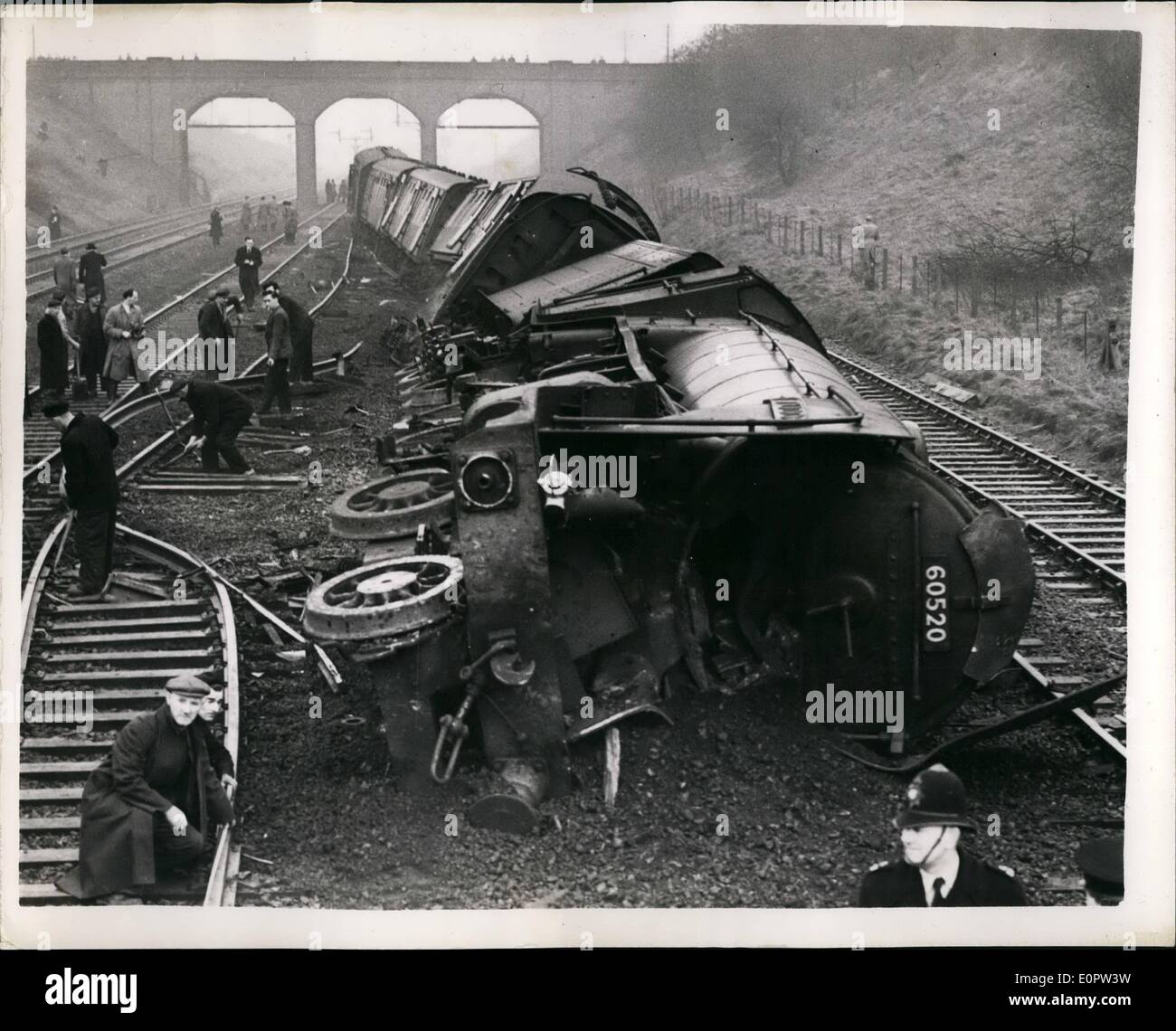 1. Januar 1957 - Express-Zug von Aberdeen stürzt in der Nähe von Hatfield Gesamtansicht; Ein d-Zug von Aberdeen stürzte in die Stockfoto