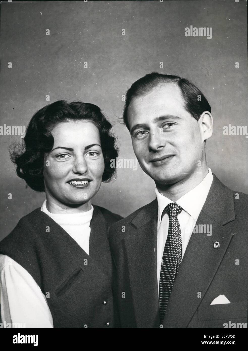 1. Januar 1957 - am Freitag (11.1.57) nach Hannover Prinz Constantin von Schaumburg-Lippe und seine Frau Sigried Knape ihrer Hochzeit Reise zurück. Das Paar heiratete vor einiger Zeit in aller Stille. Sigried Knape war Sekretär und kamen nach Hannover nach dem Krieg als Flüchtling aus Schlisien. Stockfoto